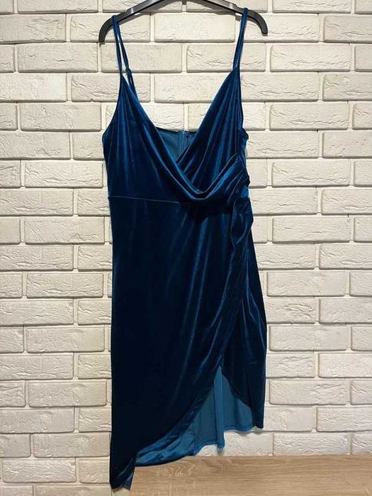 Asymetryczna welurowa sukienka na ramiączkach r. Ok 46