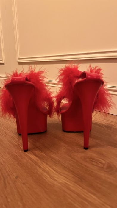 Sapatos Vermelhos com pompom