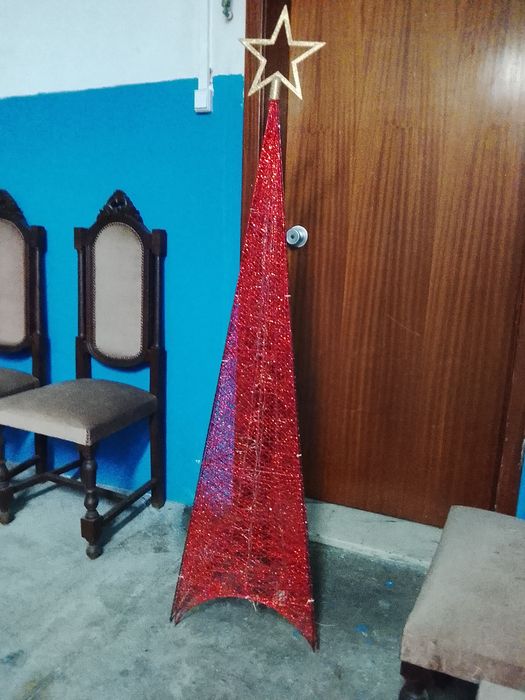 Árvore de natal quase nova tem 1 ano