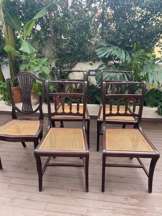 Cadeiras de madeira com palhinha