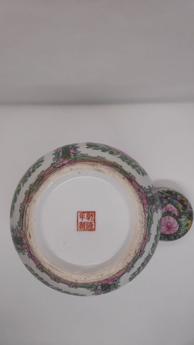 Pote oriental redondo com tampa