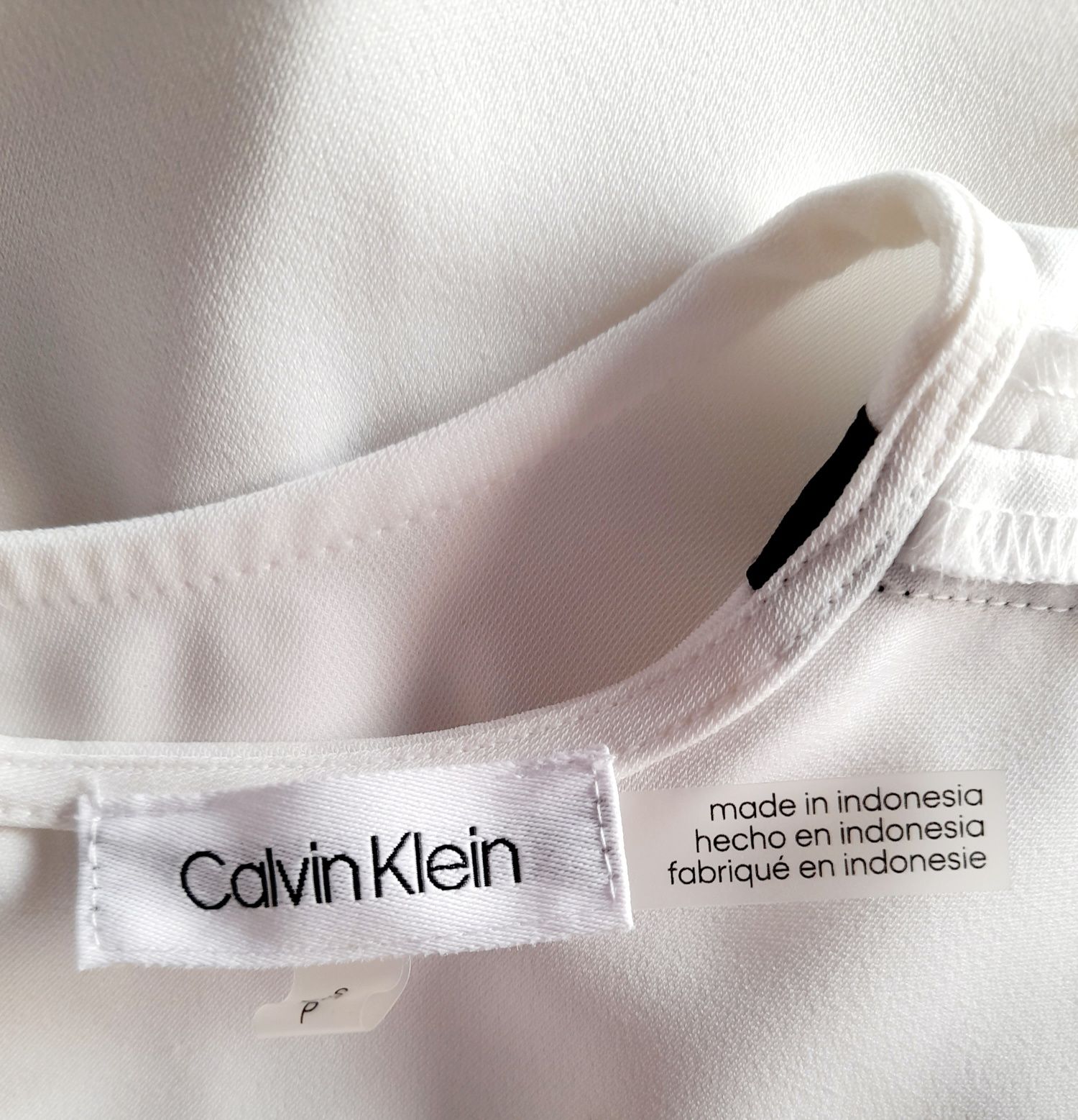 Blusa Calvin Klein branca, com detalhes a preto. Tamanho S