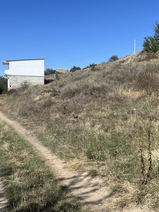 Продам землю в Бугском возле речки