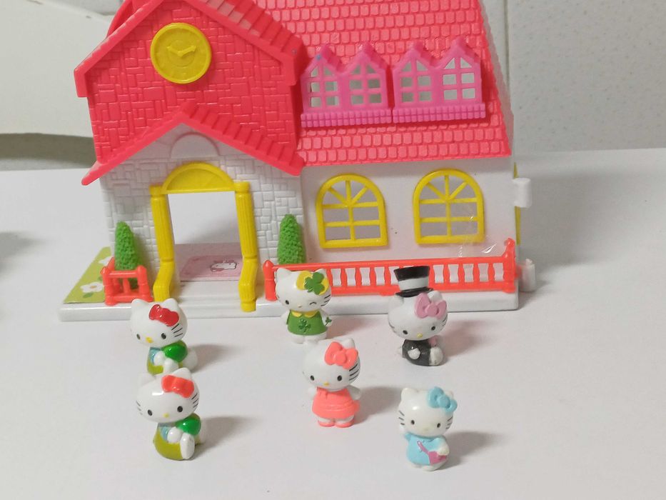 Casa da Hello Kitty com 6 bonecas