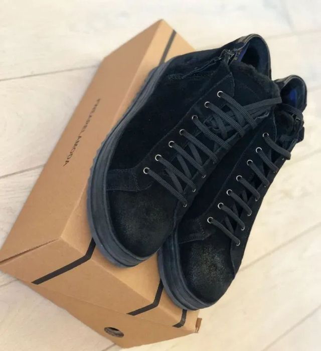 Черевики з натурального замшу з натуральним хутром всередині.