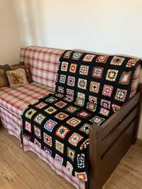 Sofá cama em madeira de castanho com gavetão (segunda cama), colchão e almofadões incluídos