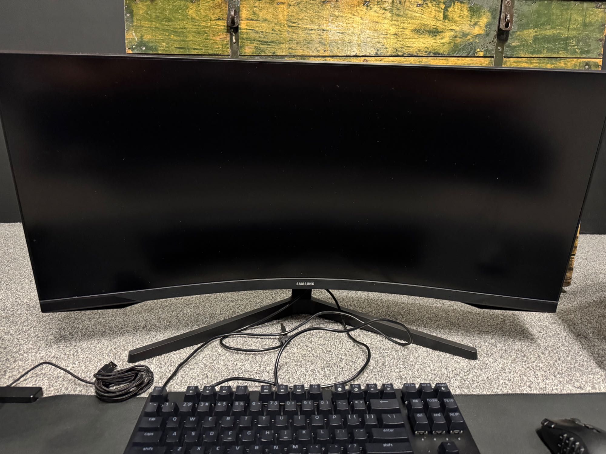 Komputer z monitorem i akcesoriami