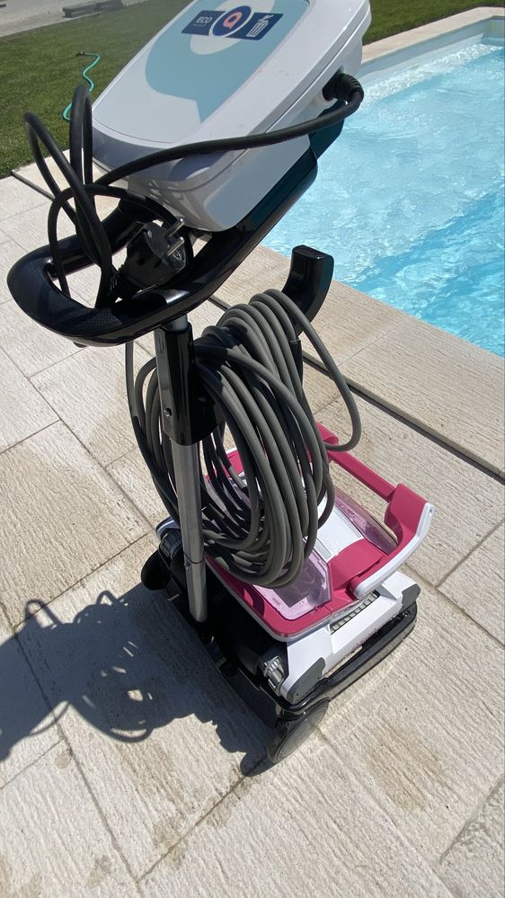 Robot aspirador de piscinas BWT D500