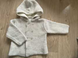 Beżowy sweterek z kapturem dla niemowlaka