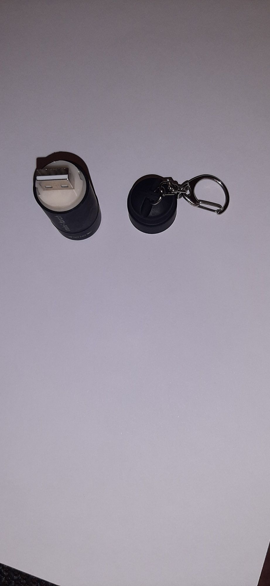 Mini latarka brelok USB.