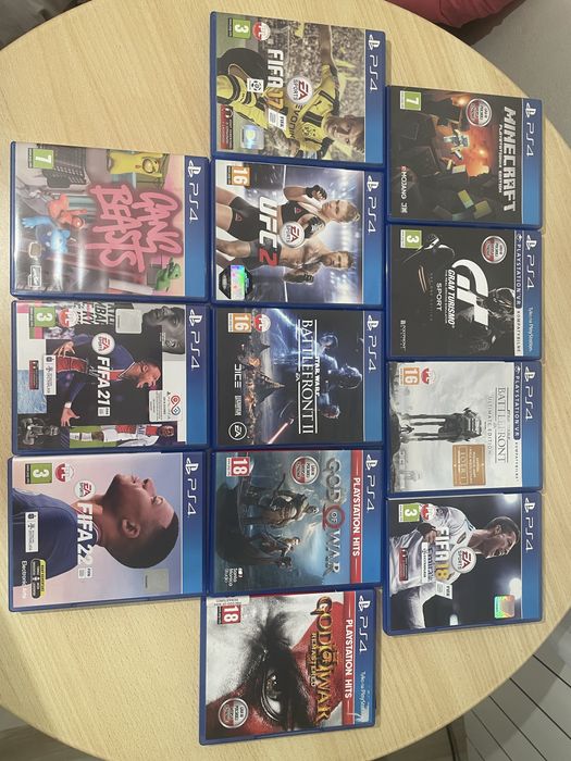Konsola ps4 z 12 grami i dwa pady