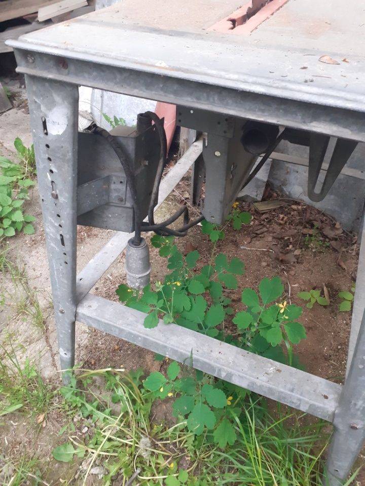Piła krajzega do cięcia drzewa ze stołem