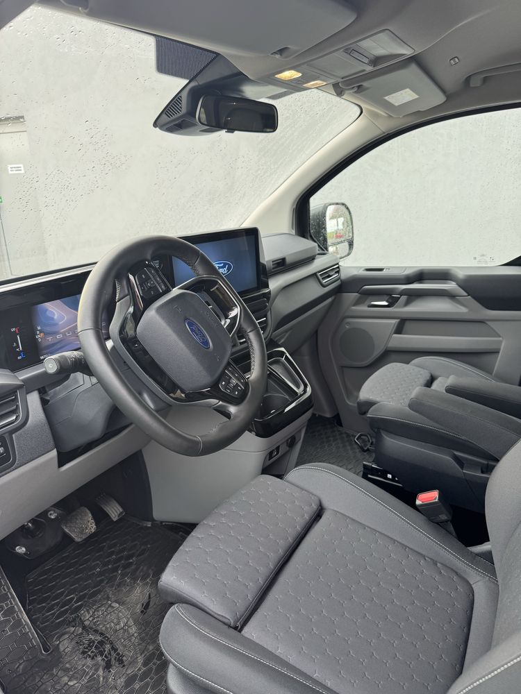Wynajem busów - Renault Trafic Long 9 os. oraz Ford Turneo Custom 8 os