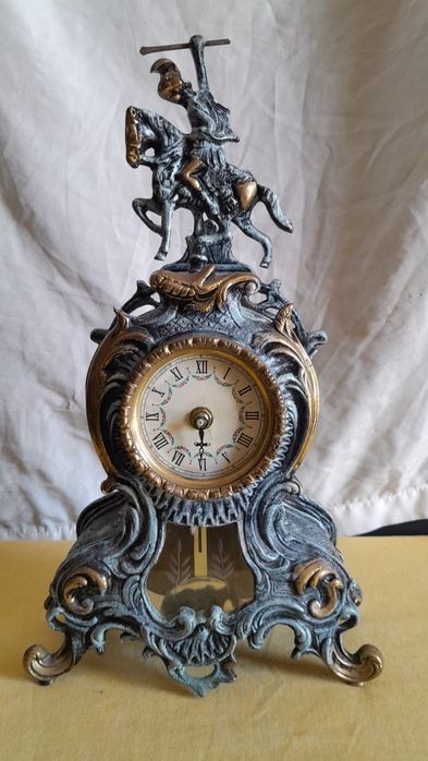 Relógio antigo em metal