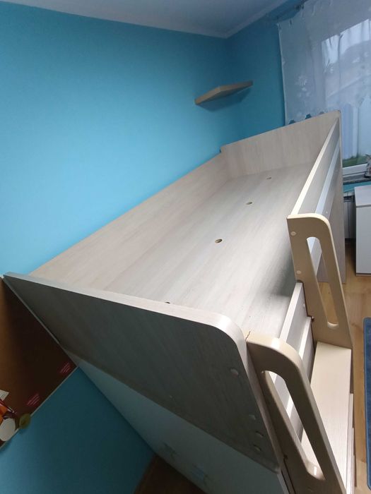 Sprzedam łóżko piętrowe wraz z komodą.