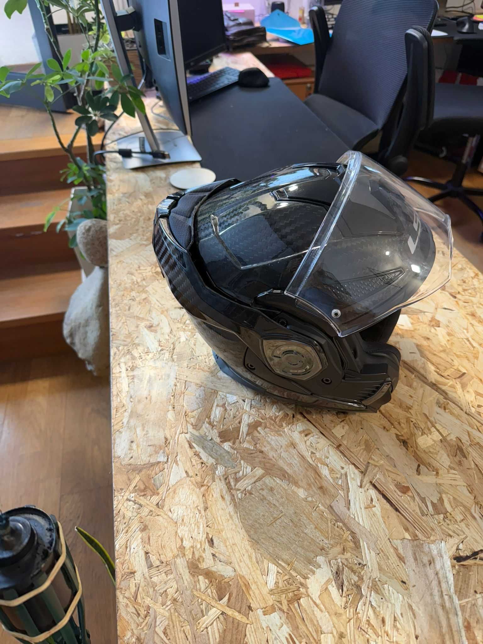 Capacete em Carbono_LS2_Modular como novo