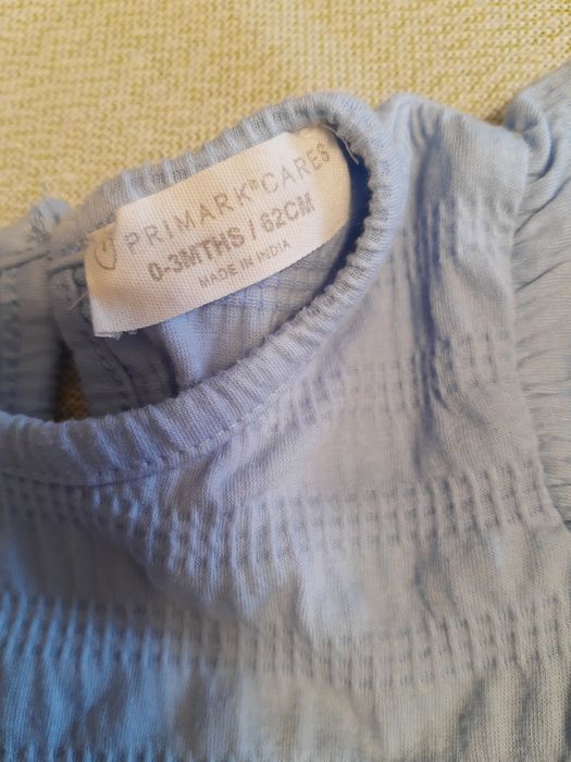 Błękitna sukienka z długim rękawem + białe nowe rajstopy Primark r. 62