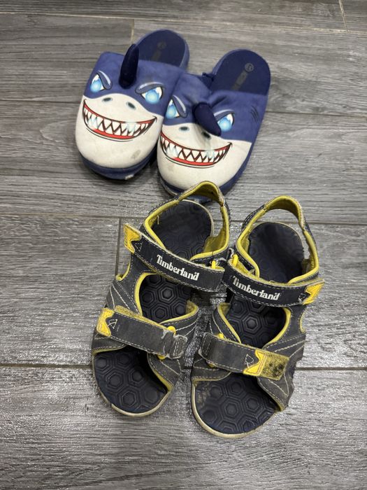 Віддам безкоштовно книжки на укр мові капці і сандалі для хлопчика