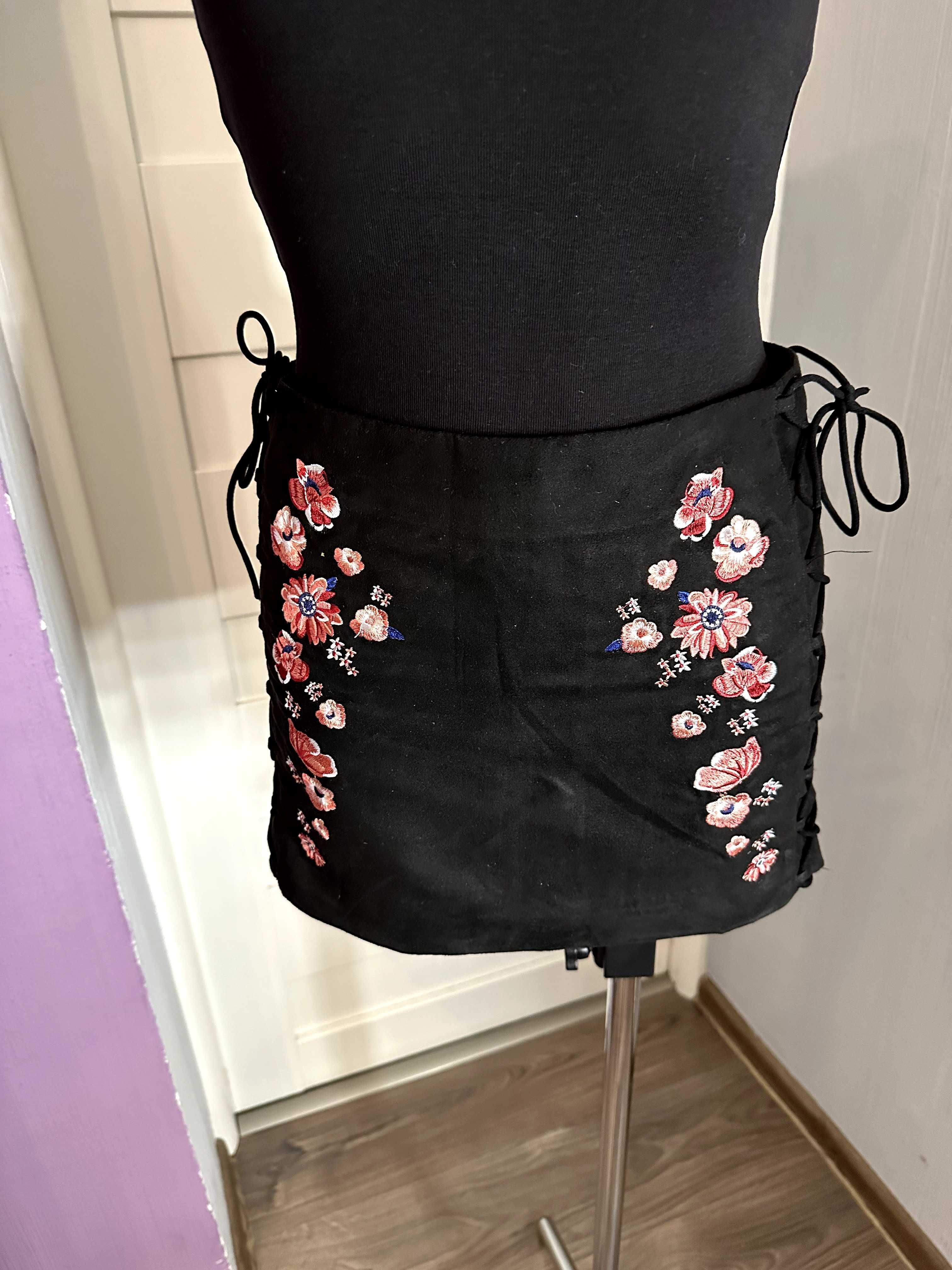 Spódnica czarna mini zamszowa wiązana w kwiatki XS