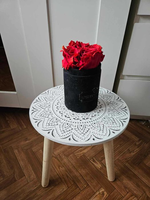 Ażurowy stojak stolik na kwiaty dekoracyjny do salonu wystrój boho