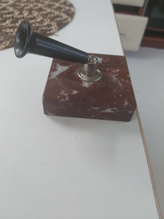 Stojak na pióro z marmurową podstawą