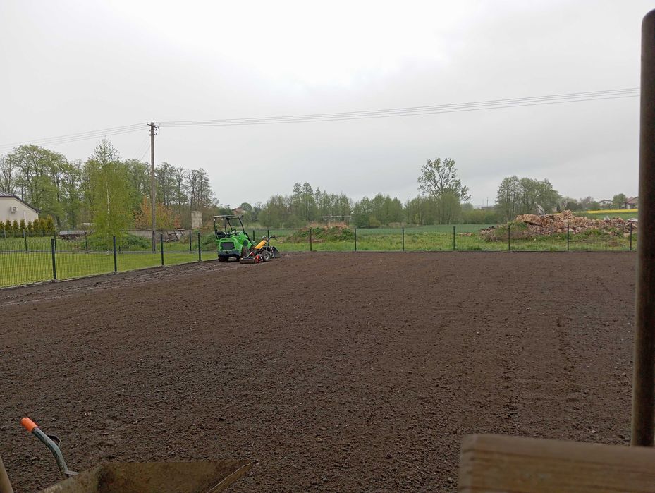 Zakładanie trawnika z siewu przygotowanie równanie terenu nawodnienia