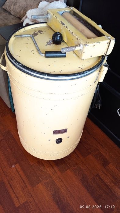 Стиральная машинка ВОЛГА. С ручным выжимом. Стирает хорошо.