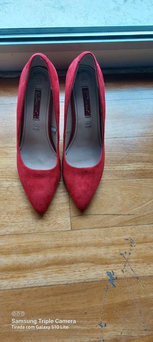 Sapatos de salto vermelhos