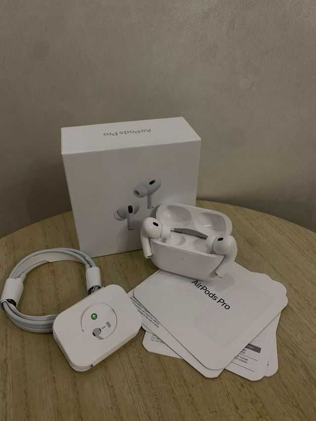 Białe słuchawki AirPods Pro 2