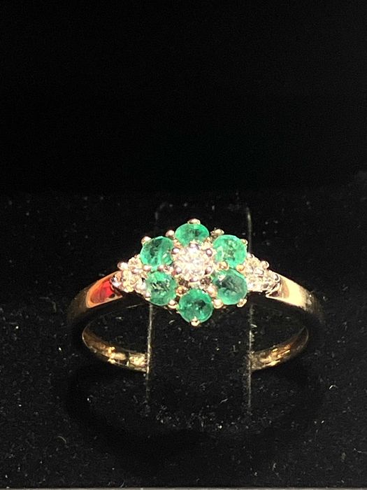 Niepowtarzalny złoty pierścionek ze szmaragdami oraz brylantami