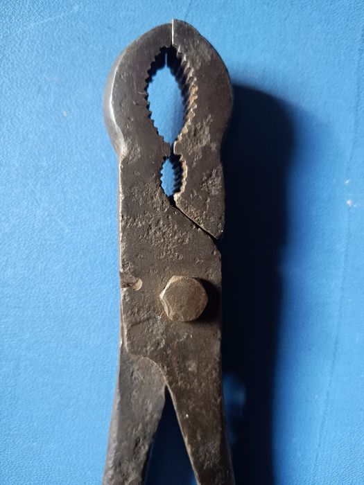 Stare, kute cęgi kowalskie, stare narzędzia.