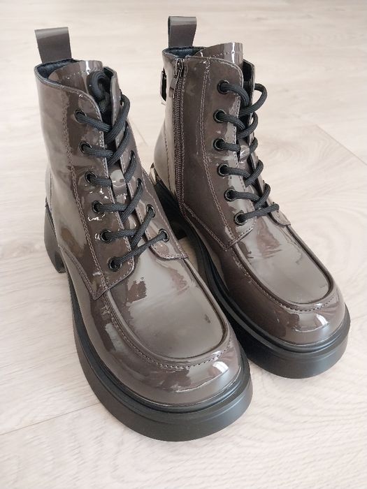 Коричневі черевики