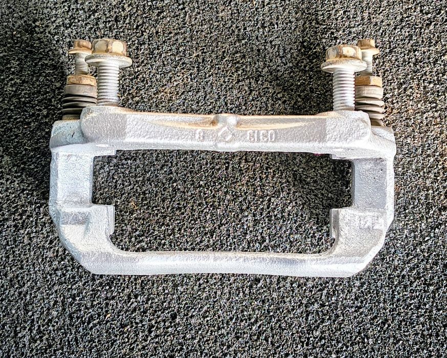 Mocowanie zacisku jarzmo przód Opel Astra J Chevrolet Cruze Aveo