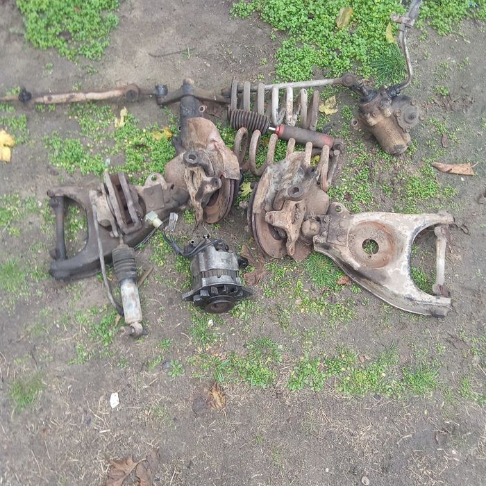 Продам на Исузу миди кузов можно по отдельности