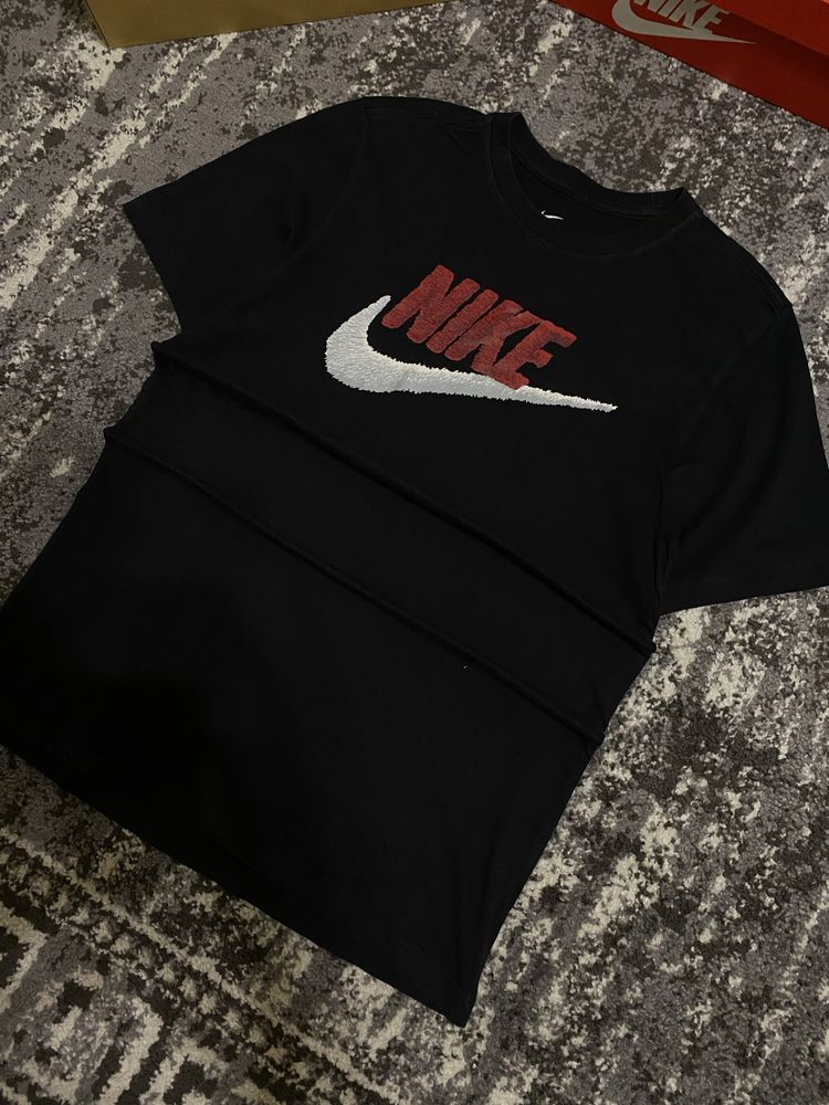 Футболка Nike Tee