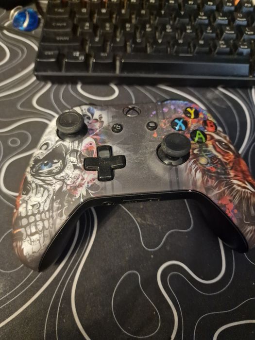 Pad Xbox one z okleiną
