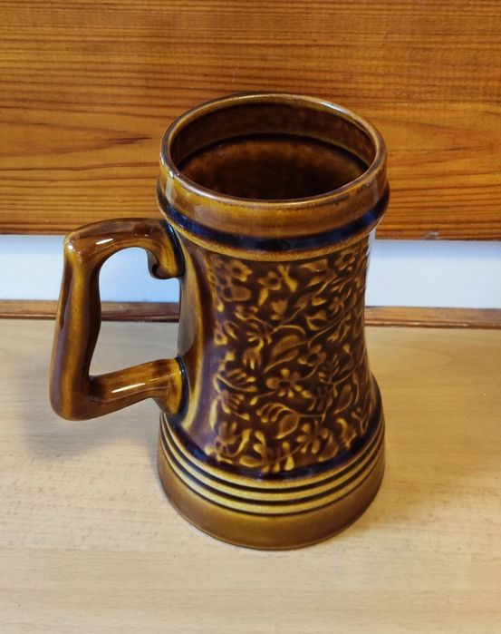 Kufel z zakladu ceramicznego w Mirkstowicach w roślinny deseń.