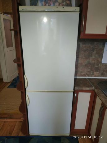 Продам  двухкамерный холодильник Snaige