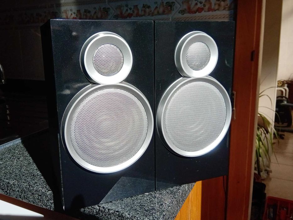 Pequenas colunas Grundig 8-12W, 8ohms, lacadas e em bom estado.