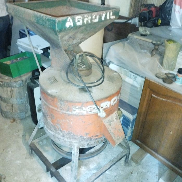 Moinho com pedra antigo