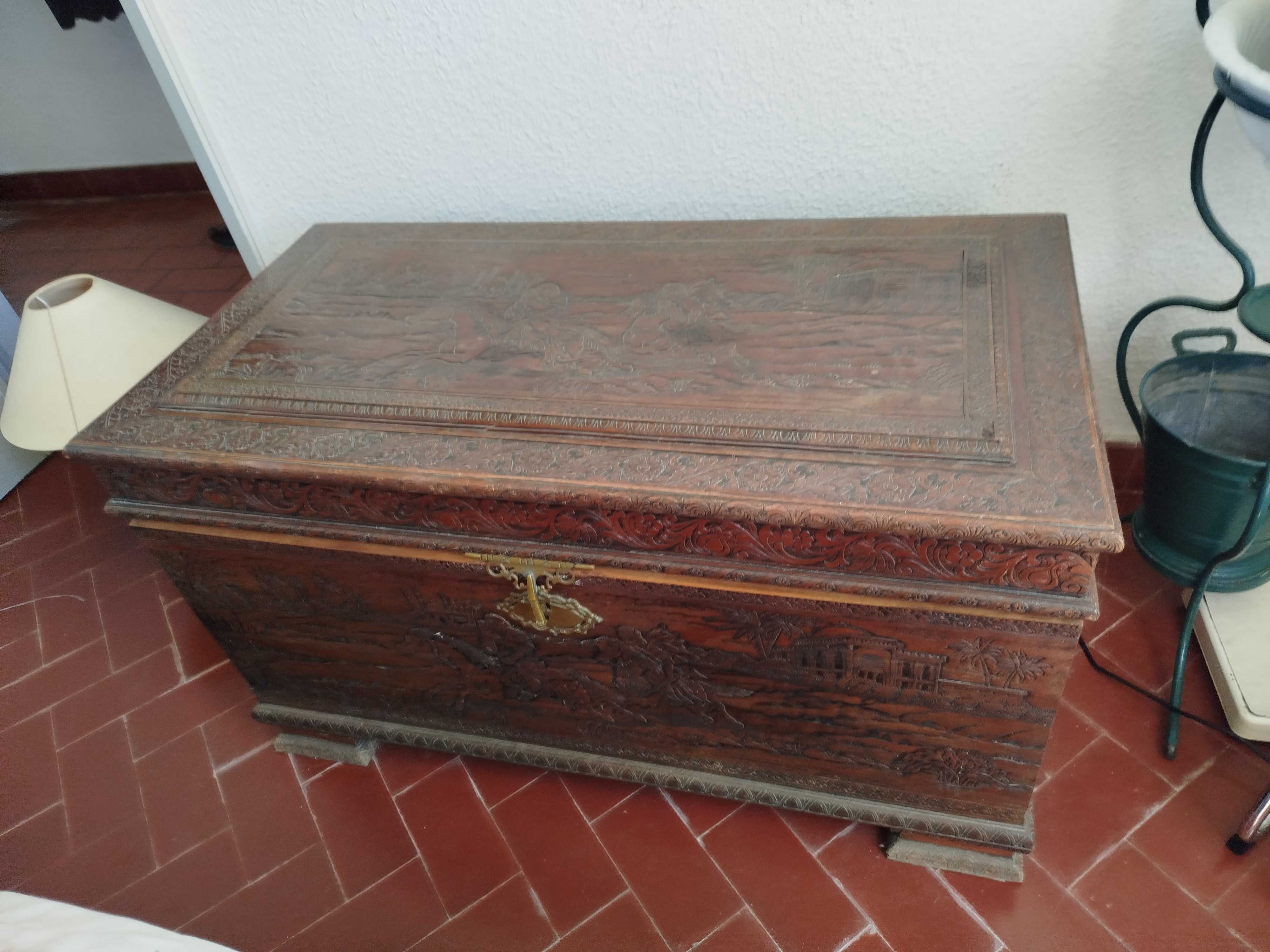 Arca de madeira antiga