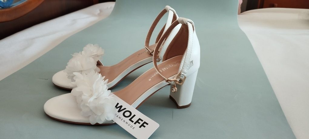 Sapatos de mulher (brancos)