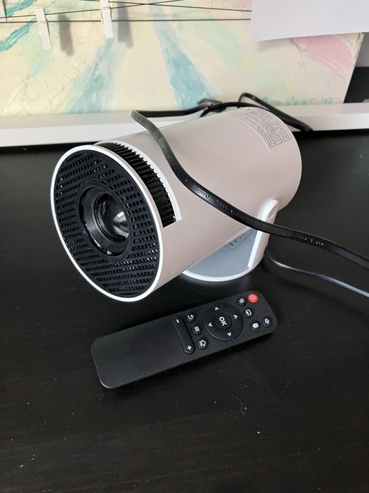 Projektor HY300 + Ekran 70” 720p HDMI  Wifi AirPlay ChromeCast