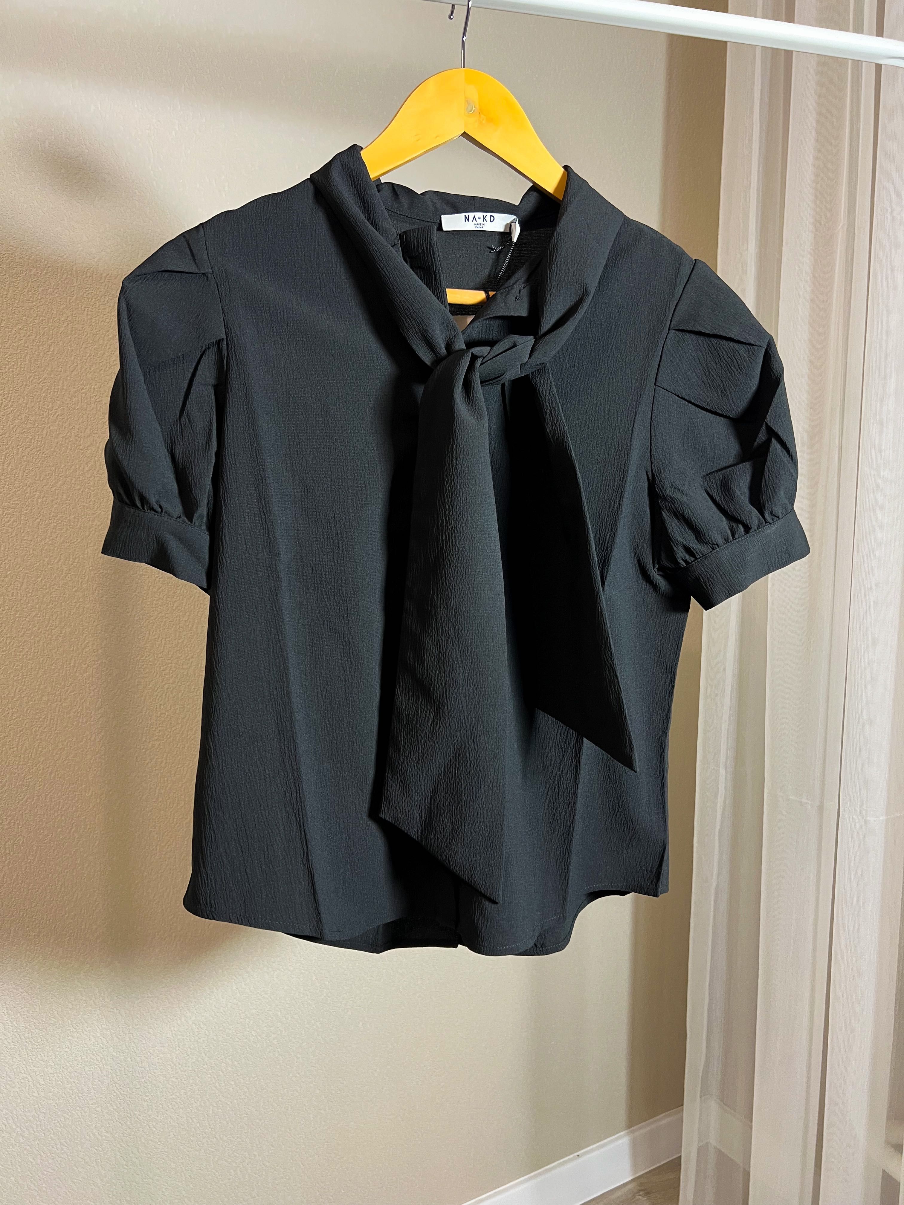 Чорна блуза з коротким рукавом,на гудзиках