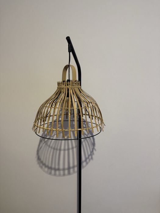 Candeeiro de pé, em ótimo estado.