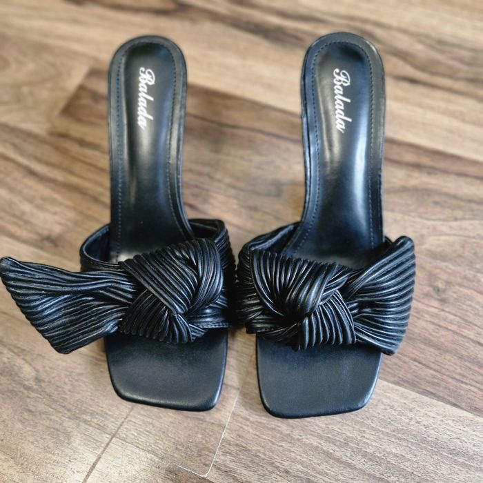 Klapki na szpilce czarne nowe 39