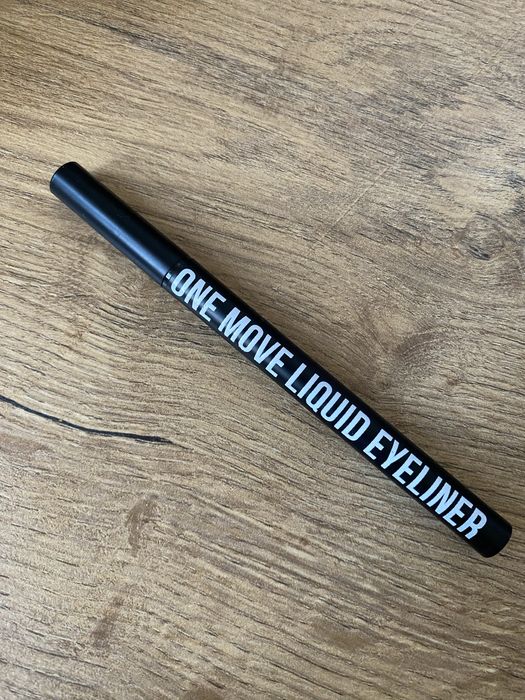 One Move Liquid Eyliner Inglot czarny black