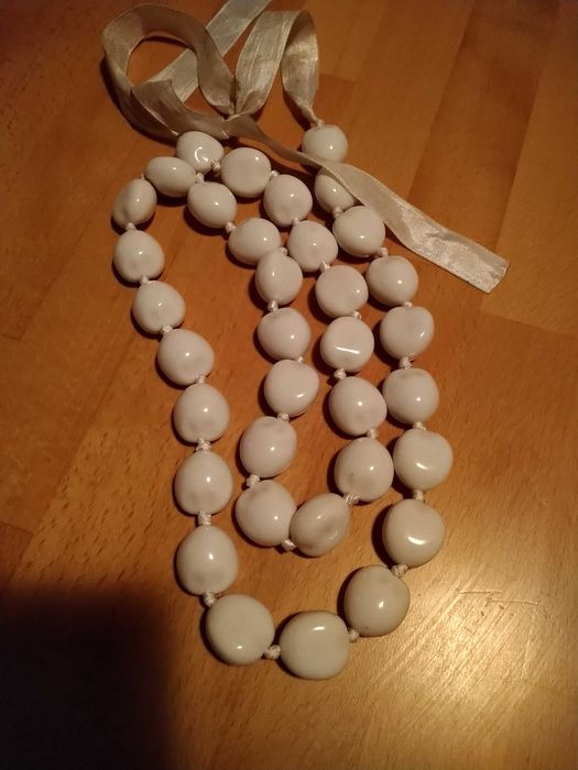 korale długie białe, z pestek, na wstążce