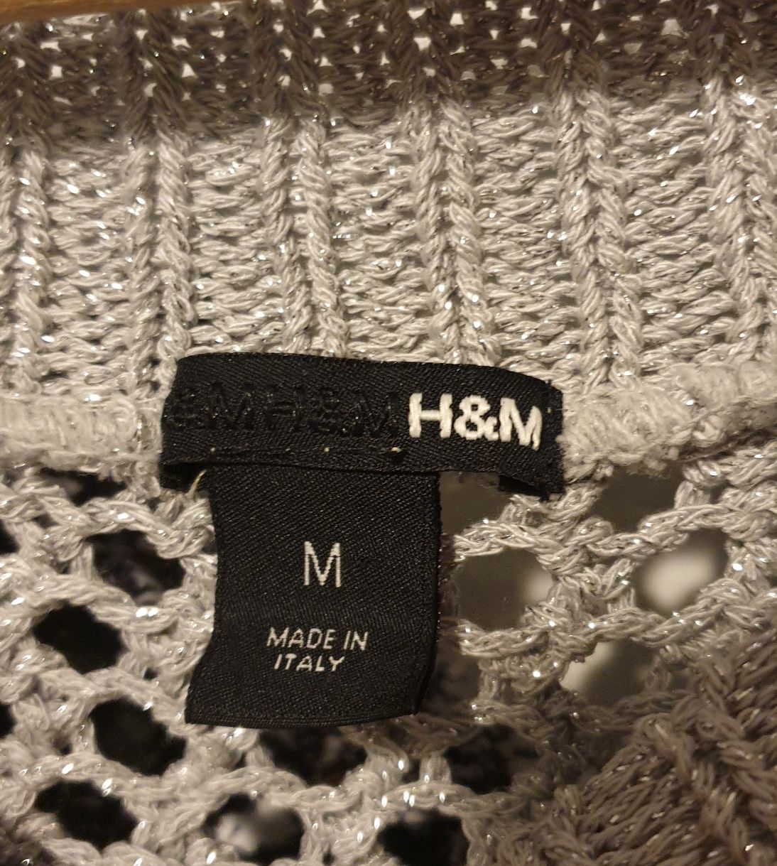 Szary sweterek ze srebrną nitką H&M