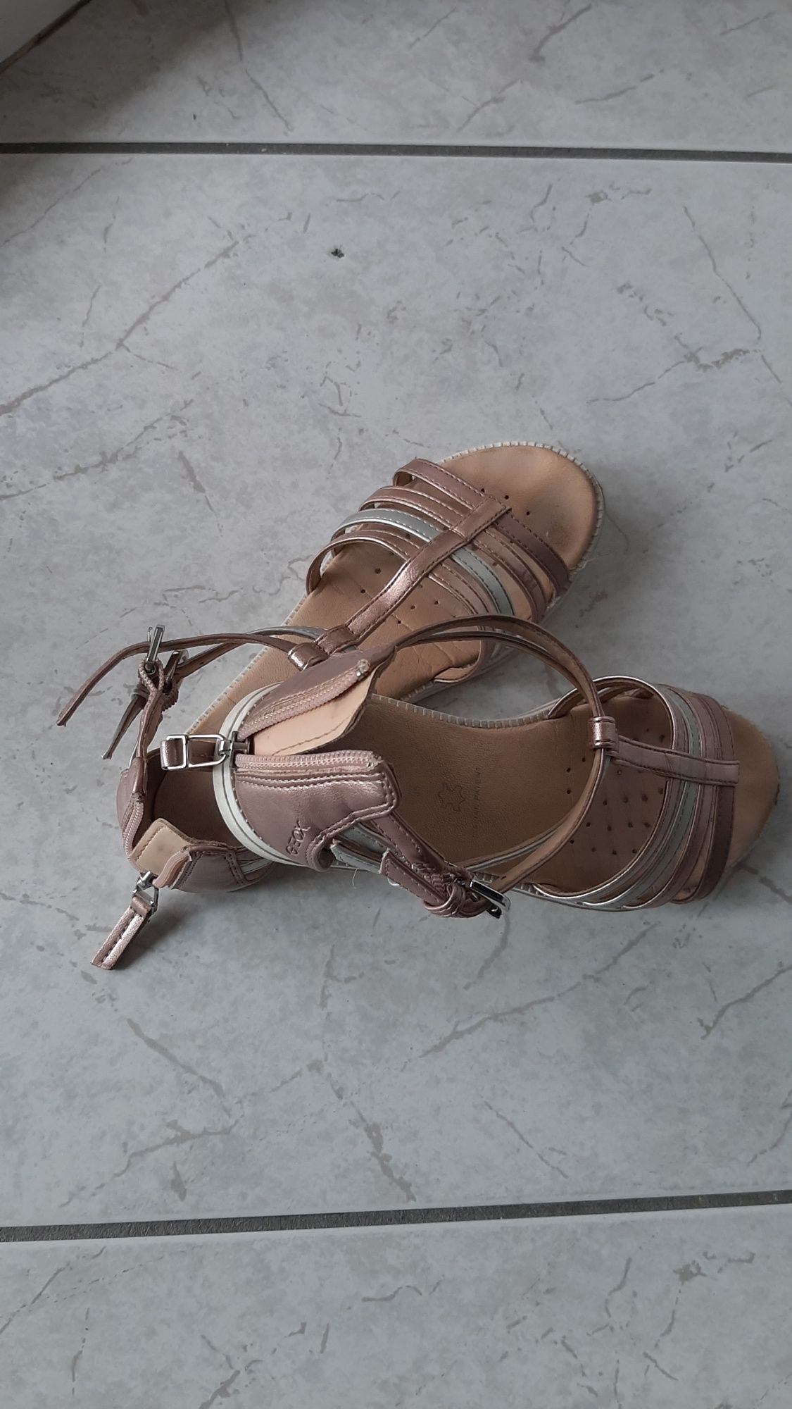 Sandálias Geox para menina tamanho 35